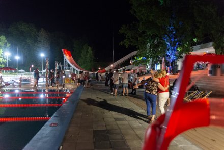 Nocne pływanie z DJ-em